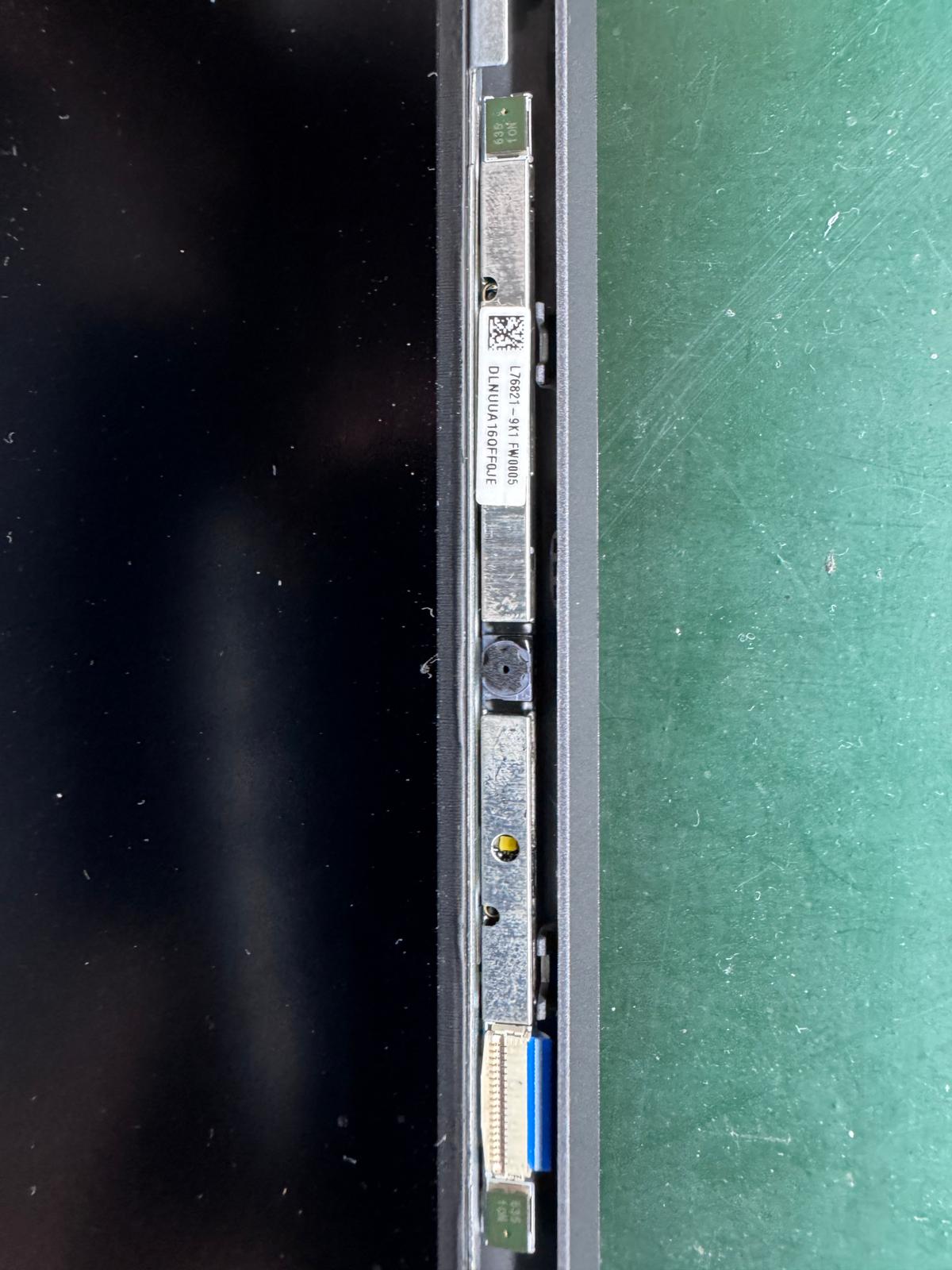 Modulo webcam HP Victus nel bezel del display - vista ravvicinata durante riparazione